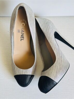 CHANEL Pumps Metallic Silver Cap Toe Textured EU 39.5 Crystal Logo Stiletto